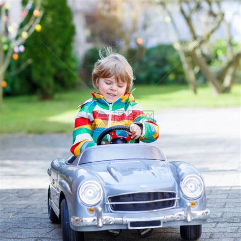 快乐的小男孩开着大玩具旧老爷车高清图片下载-正版图片507243385-摄图网