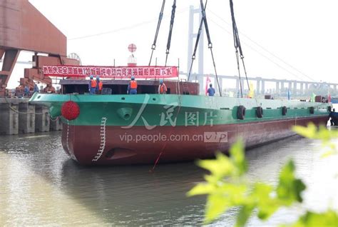 江苏镇江：我国首艘120标箱纯电动内河集装箱船下水-人民图片网