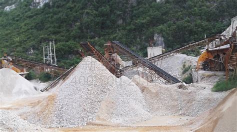 采石场时产1000吨石料生产线工艺流程及现场视频--河南红星矿山机器有限公司