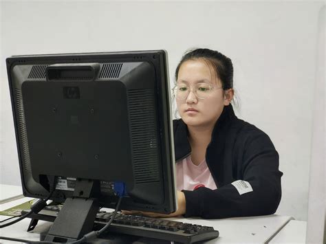 磨练,技术教育理念梦想的十几岁女孩与电脑家里高清图片下载-正版图片300663672-摄图网