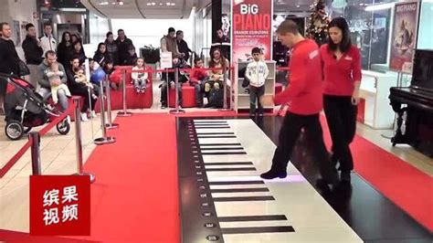 商场脚踩钢琴表演，用脚弹奏，特殊的弹奏方式_腾讯视频