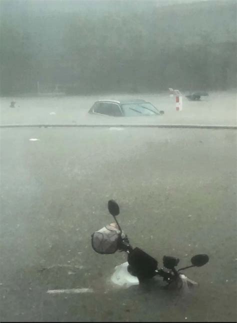 英雄身份披露！即将淹没的车上 郑州这11人救出祖孙3人_凤凰网资讯_凤凰网