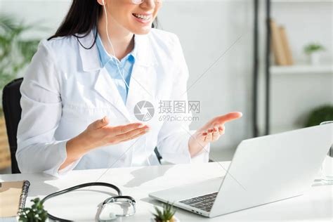 在诊所用笔记本电脑一起使用白外套上微笑着高清图片下载-正版图片502690750-摄图网