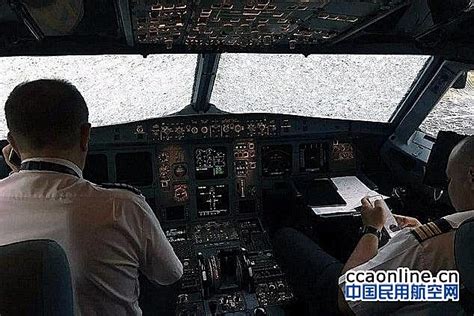 【中国机长】：万米高空，飞机挡风玻璃破裂，又遭遇积雨云，机长带领众人绝路逢生_腾讯视频