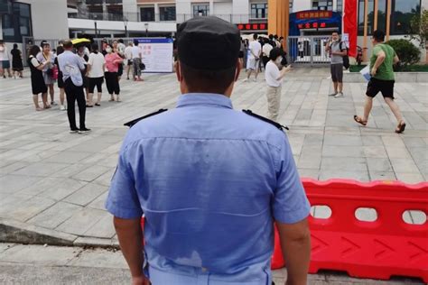 马上开学了，北京海淀区穿警服的副校长提前进校园_社会热点_社会频道_云南网