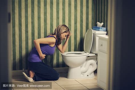卫生间上厕所的年轻女子高清图片下载-正版图片502329840-摄图网