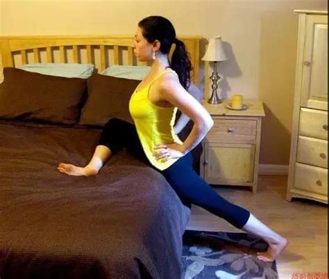 睡眠不好人易老！10分钟睡前瑜伽，改善睡眠质量，床上就能练_亚太瑜伽