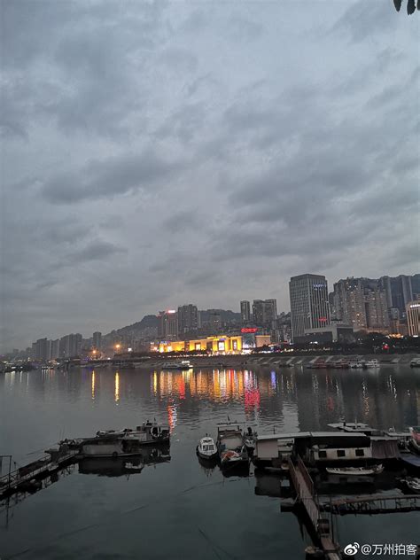 今日万州夜景，天空出现了红色的云@三峡都市报微博 @万州发布