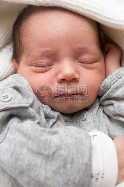 刚出生的婴儿睡觉的脸高清图片下载-正版图片503389015-摄图网