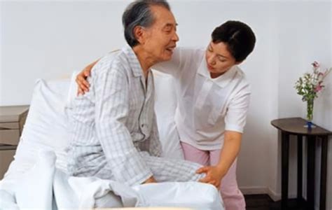 北京住家保姆陪护老人具体工作是什么？来看看专业的做法-清檬养老