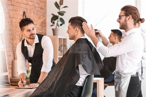 美容,发型人的男人发型师理发师与镜子理发店理发店的男人理发师带着镜子高清图片下载-正版图片300417798-摄图网