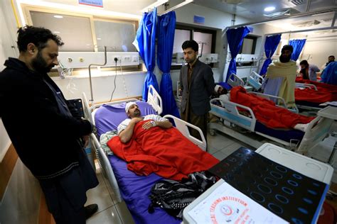 巴基斯坦白沙瓦清真寺爆炸事件已致100人死亡 伤者在医院接受治疗