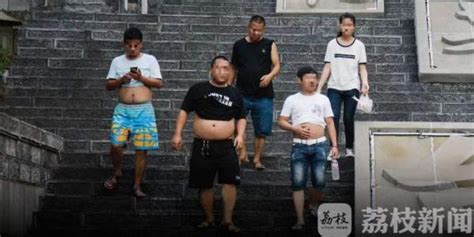 女性露脐是性感 男性露脐要罚款？被群嘲的“北京比基尼”冤不冤_我苏网