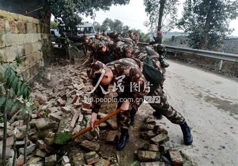 四川自贡荣县发生4.9级地震 武警官兵紧急出动展开救援 -人民图片网
