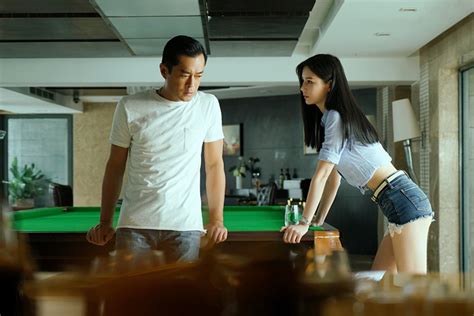 《追龙2》香港首映礼，女主邱意浓神颜被称行走的雕塑_手机凤凰网