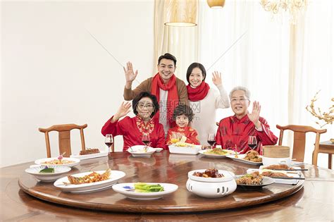 一家人幸福地坐在客厅高清图片下载-正版图片500813311-摄图网
