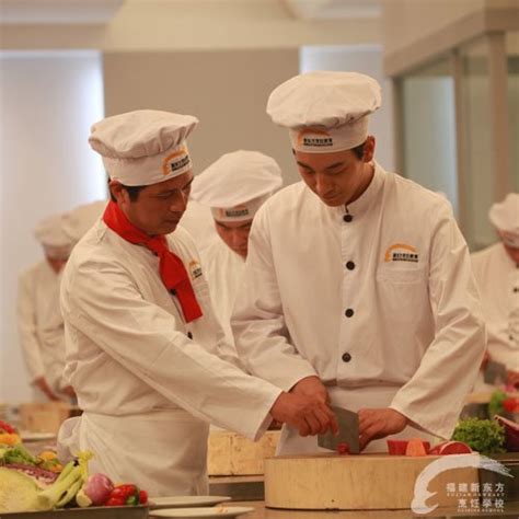 南京小朋友与大厨同台 制作举行捞生拌菜|大厨|南京|拌菜_新浪新闻
