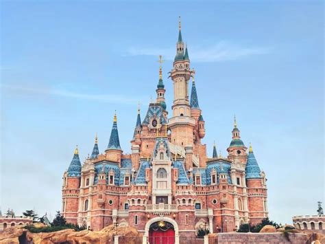 点亮新一年！60秒看上海迪士尼跨年夜烟花秀：五彩缤纷 城堡魔幻十足_手机新浪网