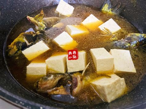 豆腐炖鱼的做法（在家烧鱼炖豆腐，简单方便，又好吃，一家人一锅就够了） | 说明书网