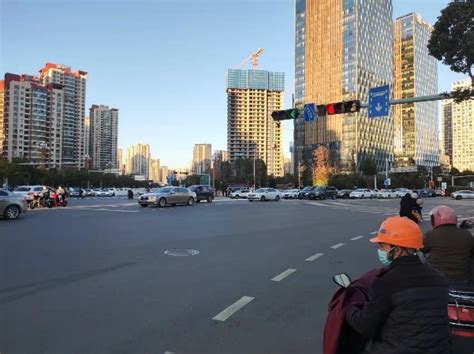 《昆明靠近北京路段的这段路仍在没完没了的施工中》 - 知乎