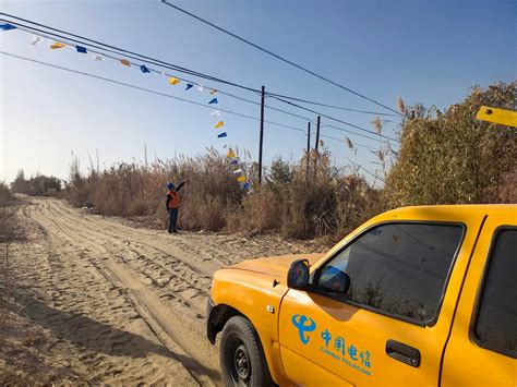 在沙漠深处也能享受到与城市一样畅通的通信服务——新疆电信助力世界首条绕沙漠环形铁路建设|铁路|新疆_新浪科技_新浪网