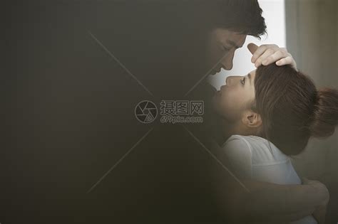 拥抱的情侣男人看着女人高清图片下载-正版图片502059915-摄图网