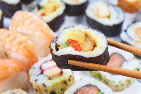 好吃的寿司午餐胡椒萝卜叶子文化餐厅海苔海鲜食物美味高清图片下载-正版图片320995801-摄图网