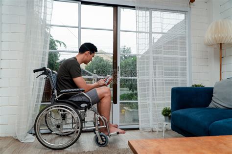坐在轮椅上的残疾男子感到失望高清图片下载-正版图片308048194-摄图网