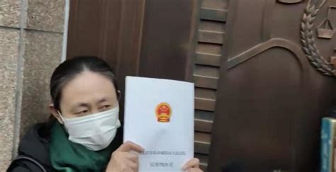 一审判刘鑫赔偿69.6万 江妈妈抱着江歌遇害时穿的衣服一起见证：这份判决书意义重大--美术拍卖