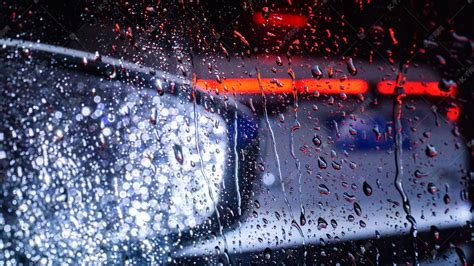 大雨车窗上雨滴夜景摄影图高清摄影大图-千库网