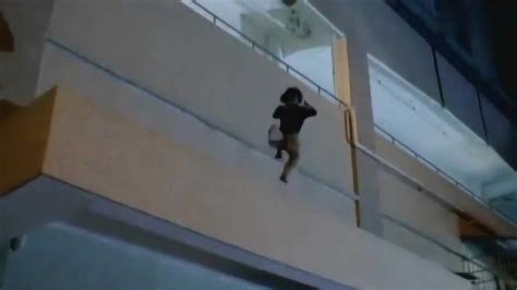 一个二十多岁的年轻人从滑板上摔下来的视频，4k视频素材_ID:VCG42670040146-VCG.COM