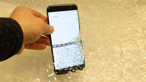 （手机掉水里了）手机掉水里了要怎么捞上来