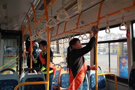 市公交公司汽车一队联合职业学院学生开展义务劳动-公交新闻-东营市公交公司