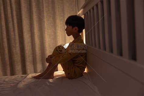 小男孩无助的坐在床边上高清图片下载-正版图片501724300-摄图网
