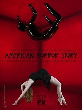 撇开剧情，《美国恐怖故事》每一季的海报都是艺术与惊悚的组合
