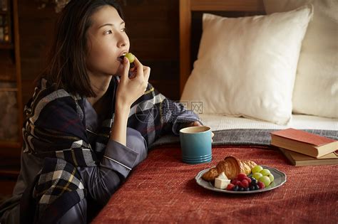美丽的女人早餐吃咖啡和水果高清图片下载-正版图片502809424-摄图网