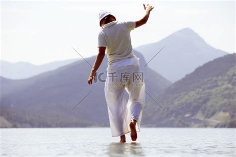 在风景秀丽的地方户外在水上行走的女人高清摄影大图-千库网