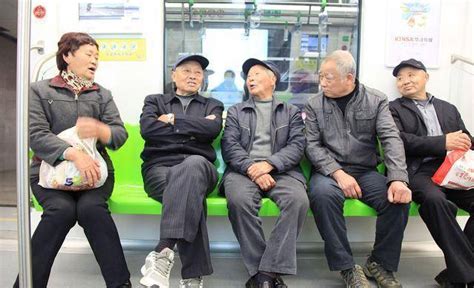 地铁上的白发老人是位部级领导 她谢绝了让座_手机新浪网