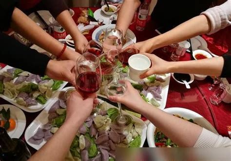 葡萄酒朋友们一群在家餐厅吃晚饭男人高清图片下载-正版图片307589199-摄图网