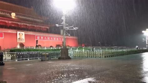 现场直击！航拍暴雨中的北京门头沟区：永定河洪水漫溢 峡谷雾气重重