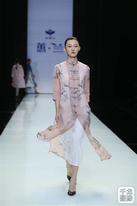 伊里兰品牌亮相2016北京时装周 发布“四季”女装产品（图）（19）-千龙网·中国首都网