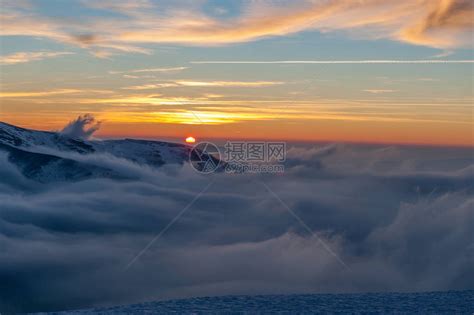 以山为背景的冬季全景观高清图片下载-正版图片505108371-摄图网