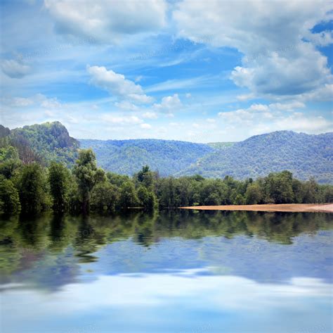 蓝天白云下的湖水摄影jpg图片免费下载_编号1kehx26k1_图精灵