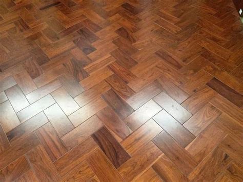 地板贴什么瓷砖好看 木地板保养技巧是什么 - 房天下装修知识