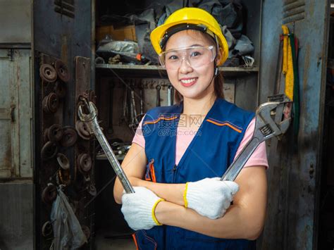 车库里的女机械师修理汽车的女机械师服务或修理汽车的概念高清图片下载-正版图片504475745-摄图网