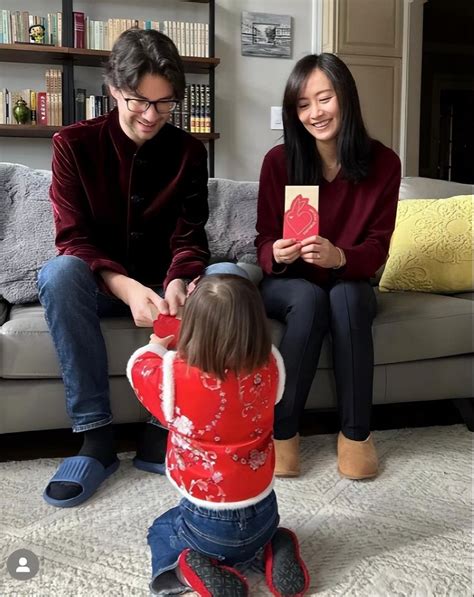 41岁陈法拉近况：定居美国住豪宅，过年让2岁女儿跪着领红包！