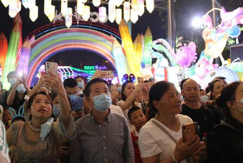 “五一”假期人潮汹涌！自贡·中华彩灯大世界靠“人气”挤进全国热门景区前十 - 封面新闻