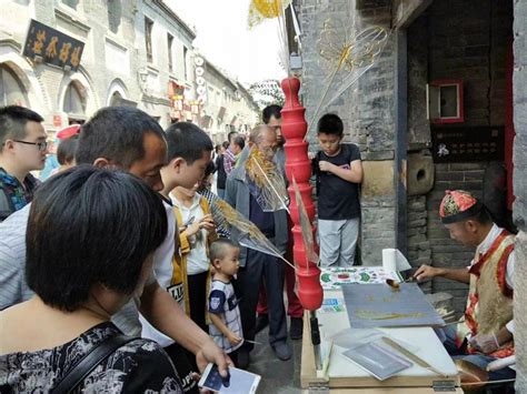 高中生暑假在淄博八大局市场摆摊卖自己的书画作品_凤凰网视频_凤凰网