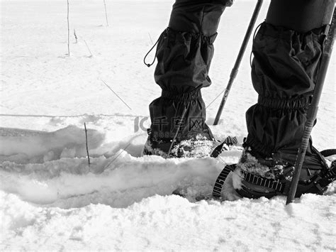 雪地上的雪鞋上高清图片下载-正版图片504512476-摄图网