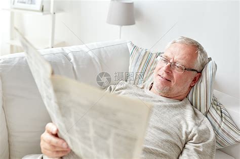 户外阅读看书的老年夫妇高清图片下载-正版图片501744276-摄图网